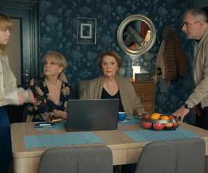 Barwy szczęścia, odcinek 3192. Emilka (Jessica Frankiewicz), Małgorzata (Adrianna Biedrzyńska), Józefina (Elżbieta Jarosik), Andrzej (Leon Charewicz)