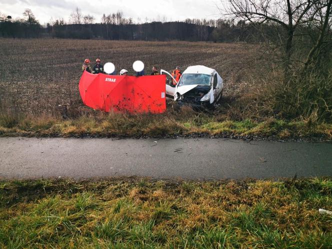 Dramat na drodze. Po dachowaniu auta nie żyje pasażerka. Kierowca trafił do szpitala 