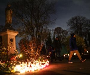  Setki migoczących zniczy. Tak wyglądają polskie cmentarze po zmroku. Zobacz niezwykłe zdjęcia