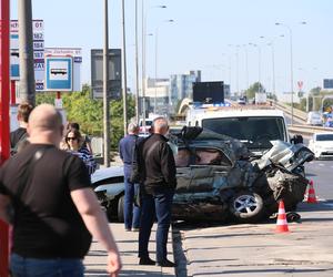 Wypadek w Alejach Jerozolimskich. Samochód uderzył w autobus. Kierowca osobówki nie żyje