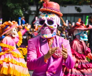 Dzień Zmarłych w Meksyku. Dlaczego w Día de los Muertos odbywają się uczty na grobach bliskich?