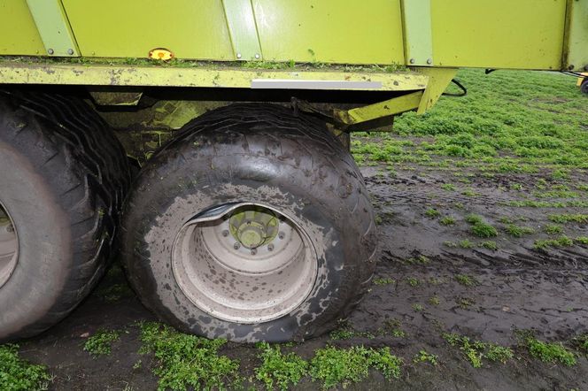 Bus wbił się w tył przyczepy traktora! O krok od tragedii na DK 62