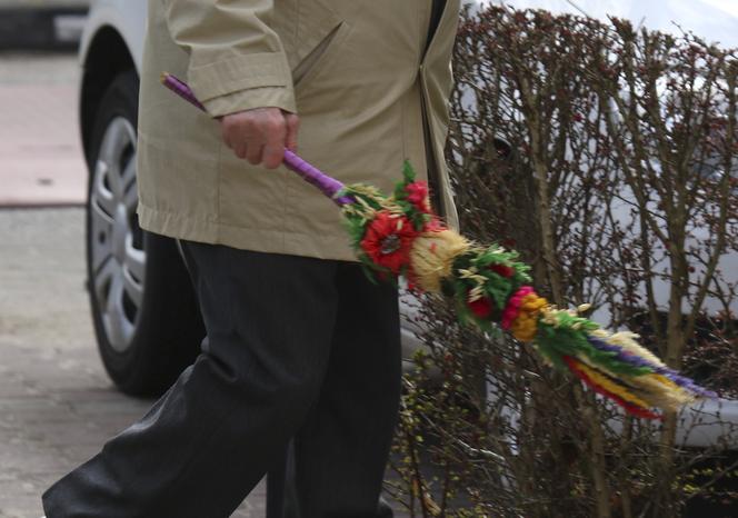 Lech Wałęsa z palemką na mszy w kościele