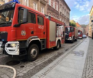 Pożar w Jaworze. Strażacy i policjanci uratowali mężczyznę z zadymionego mieszkania