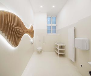 Galeria pod Plafonem i strefa wejściowa Dolnośląskiej Biblioteki Publicznej na rynku