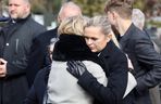Joanna Racewicz ociera łzy przy grobie męża, pocieszyła ją Barbara Nowacka