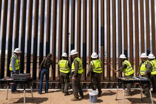 Meksyk/ Prasa wątpi w przydatność malowania muru granicznego z USA na czarno