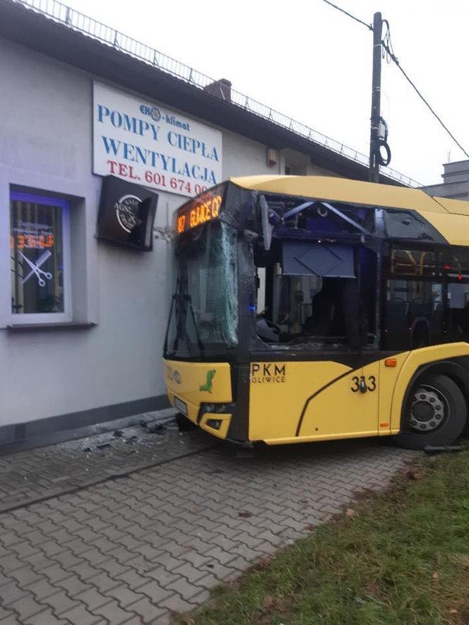 Zderzenie dwóch autobusów na skrzyżowaniu w Gliwicach