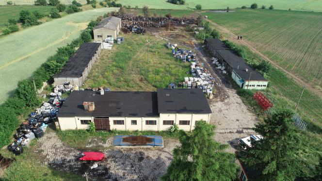 Gigantyczny pożar składowiska odpadów w miejscowości Wszedzień postawił na nogi straż pożarną z regionu