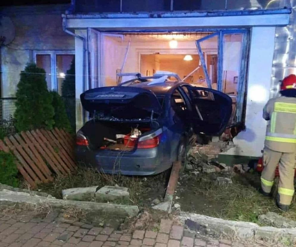 BMW przebiło ścianę i zatrzymało się w środku domu.