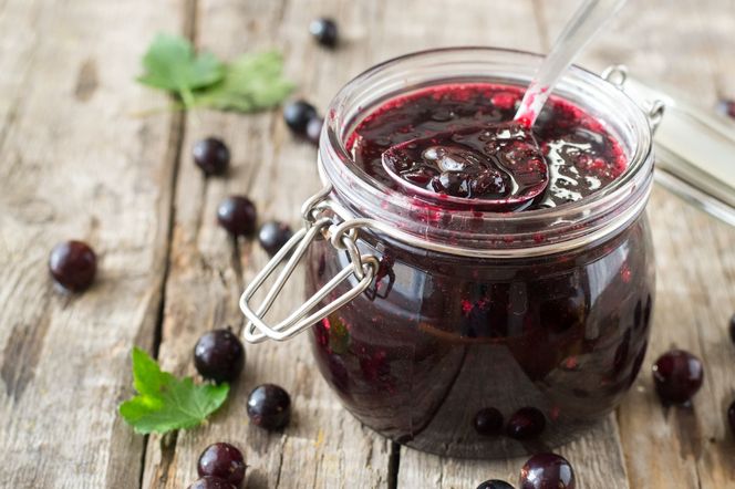 Dżem z czarnej porzeczki jak u babci. Zgęstnieje sam, jeśli zrobisz go w ten sposób