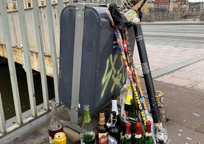 Sylwester się skończył, a kto posprząta? Centrum Wrocławia tonie w śmieciach