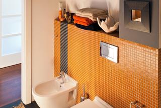Pomarańczowa łazienka w całosci