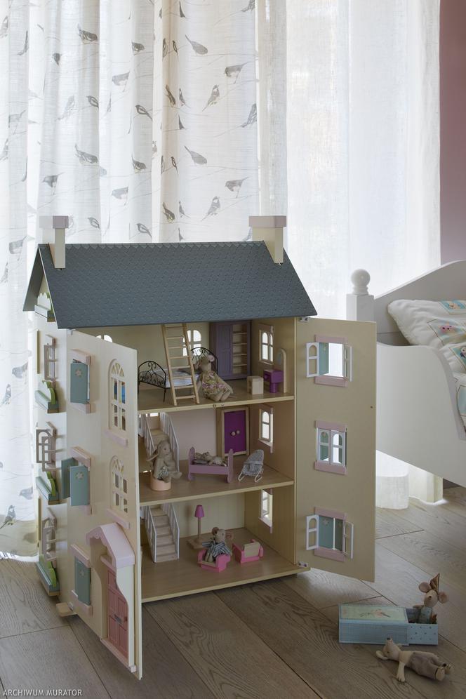Domek dla lalek w pastelowym pokoju dziecka