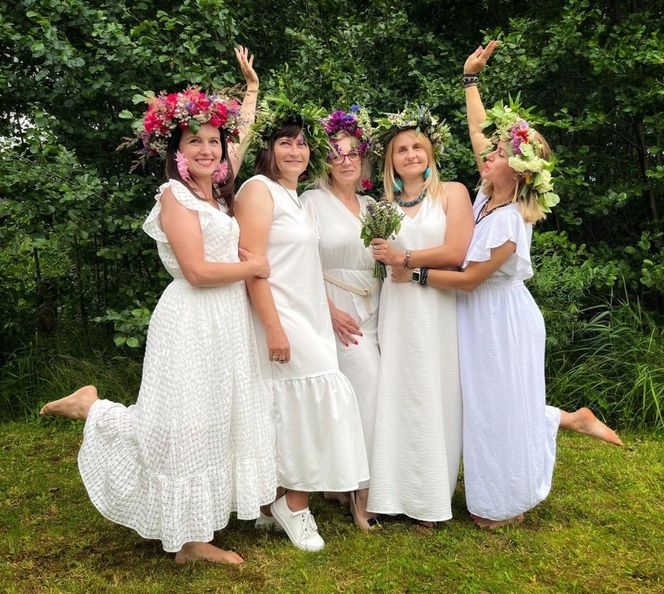 Wyjątkowe „Morsowe Wianki” ekipy "Mors Może Więcej" nad zalewem w Wąchocku. Było magicznie