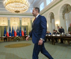 Tak Tusk przywitał się z Nawrockim. Uchwyciły to kamery. A Żukowska? Sami zobaczcie! 