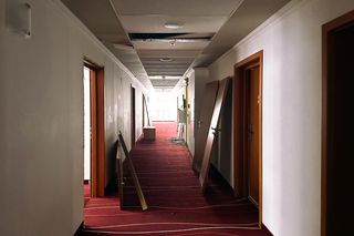 Hotel Felix zostanie zburzony, więc uratowali z niego co się da. Wynieśli 40 ton mebli, ścian i drzwi. Zdemontowano też okna
