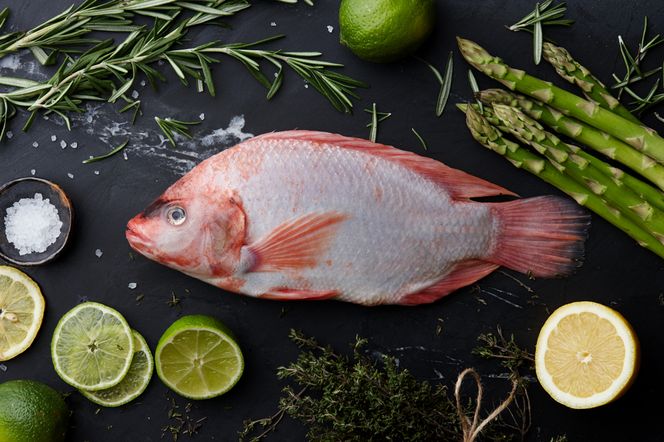 Tilapia jest szkodliwa - prawda czy mit? Kiedy jej jedzenie może szkodzić?