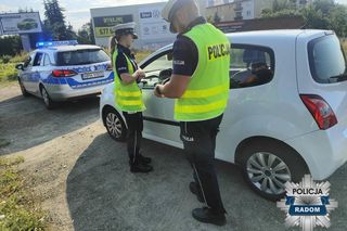 Smartfon nie zwalnia z myślenia. Policja wystawiła mandaty kierowcom i pieszym