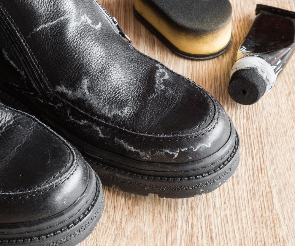 Jak wyczyścić buty z soli. Prosty domowy sposób na pozbycie się brzydkich plam z zimowych butów