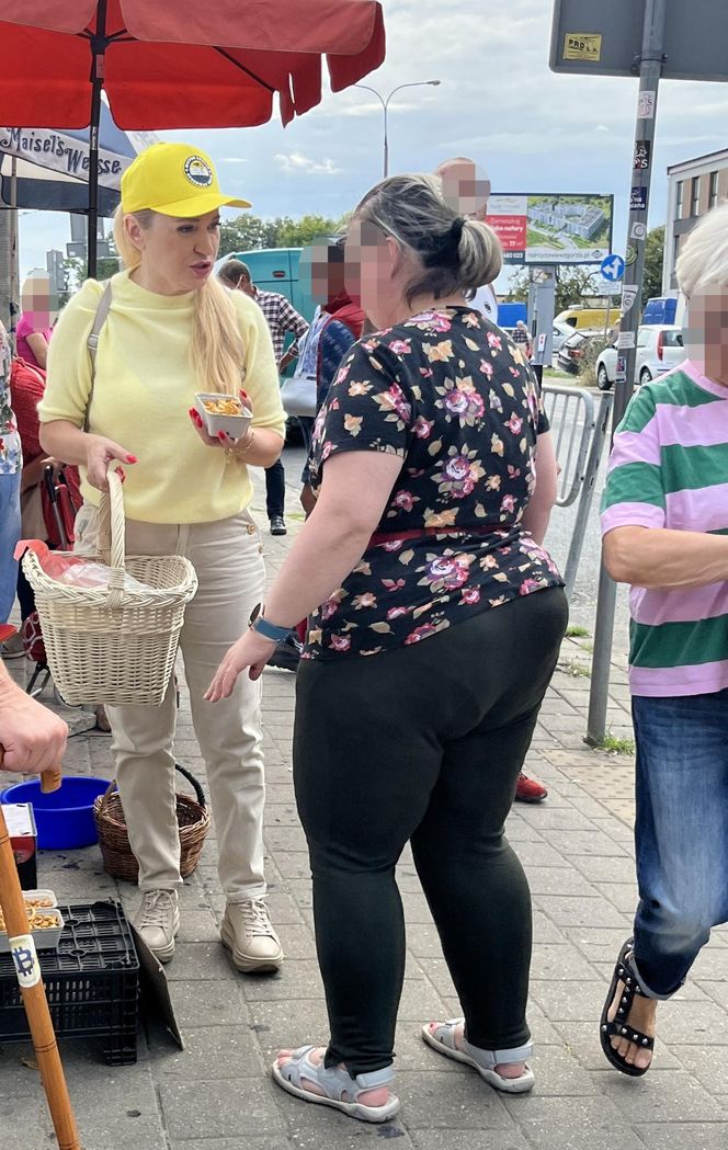 Europosłanka Wcisło buszuje na bazarku.