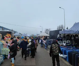 Giełda samochodowa w Łodzi. Przyciąga klientów, ale sprzedawcy nie są zadowoleni