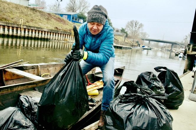 Wysprzątają Wisłę z łodzi. Flisackie sprzątanie rzeki, każdy się może przyłączyć! 