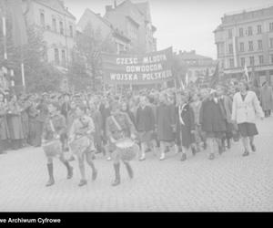 Tak wyglądała Jelenia Góra po wojnie. Zobacz migawki z życia miasta 