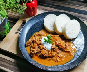 Pikantny gulasz z kapustą kiszoną. Sycący mięsny obiad dla całej rodziny