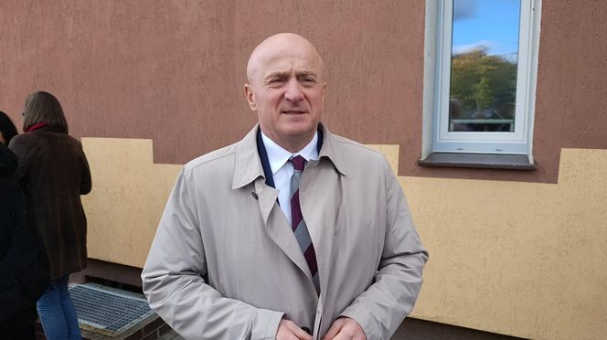 Biała Podlaska. Odsłonięcie tablicy poświęconej ratownikowi medycznemu. 64-latek został śmiertelnie dźgnięty nożem na służbie [ZDJĘCIA]