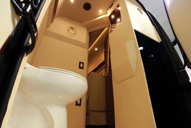 Mercedes Sprinter zmieniony w luksusowy salon