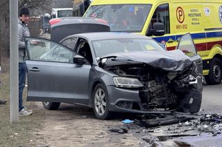 Czołowe zderzenie z nieoznakowanym radiowozem! Ranne cztery osoby, w tym policjanci 