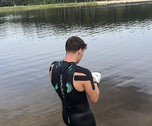 Damian płynie 100 km bez przerwy, aby pomóc Adasiowi!