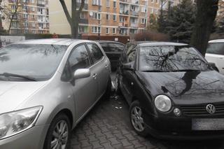 Pojazdy uszkodzone przez pijanego kierowcę na ul. Reymonta w Tarnowie
