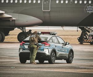 Awaryjne lądowanie samolotu pasażerskiego z terrorystami na pokładzie. Widowiskowe ćwiczenia służb na lotnisku w Katowicach