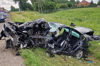 Dramat! Czołowe zderzenie BMW z ciężarówką. Kierowcy w szpitalu