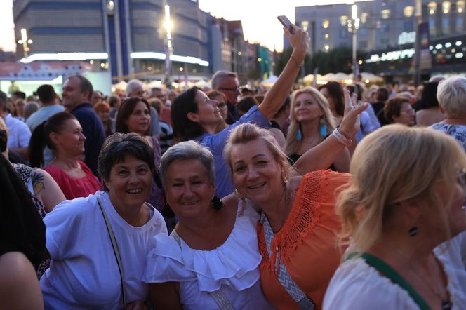 Potańcówka przed Teatrem Śląskim w Katowicach (09.08)