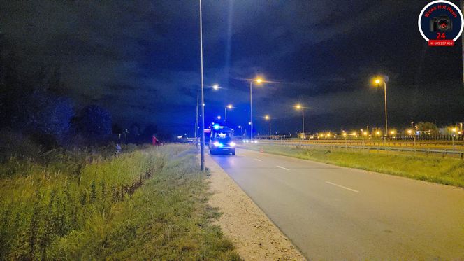 Czołowe zderzenie motocyklisty i osobówki. Ranny mężczyzna w szpitalu