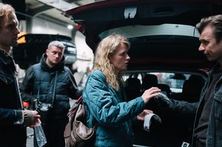 Profilerka sezon 2 - odcinek 10 streszczenie. W czasie rewizji w domu Rekowskich Jarek znika. Max Budzisz proponuje Reginie awans