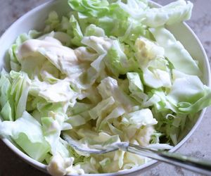 Do obiadu robię ekspresową sałatę z jogurtem. Jej smak podkręcam tym składnikiem 