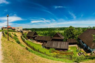  Panorama na skansen w Dobczycach z widocznym w tle zamkiem
