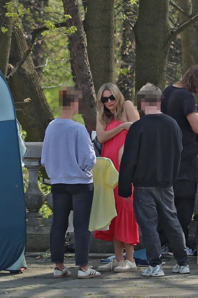 Małgorzata Socha przebiera się w parku