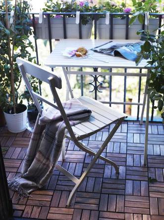 Składane niewielkie meble drewniane na mały balkon