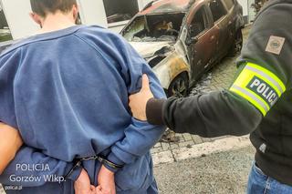 Dacia Duster płonęła jak pochodnia! Podpalacz relacjonował to w social media