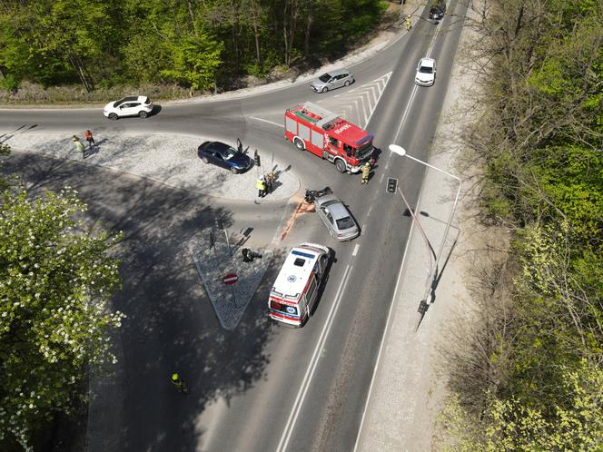 Poważny wypadek nieopodal Warszawy. Motocyklista runął na ziemię po zderzeniu z autem