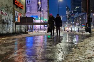 Kobieta przewróciła się na chodniku w Warszawie. 80 tys. zł odszkodowania