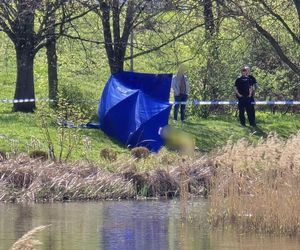 Makabryczne odkrycie w Warszawie: ciało w stawie przy pętli tramwajowej
