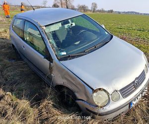 Wypadek na DK12 koło Leszna. 18-letni kierowca w szpitalu