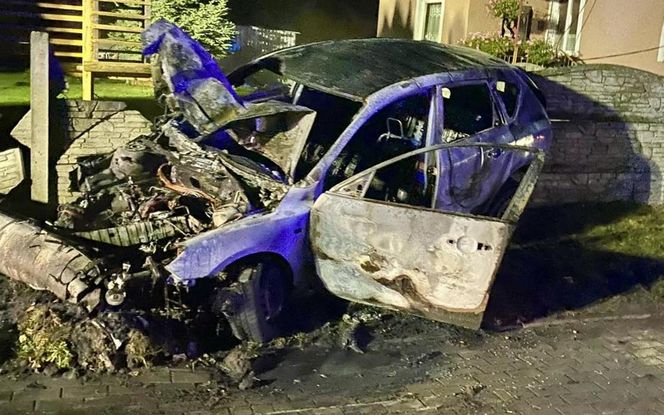 Lisewo Malborskie. Pożar auta po uderzeniu w słup energetyczny. Dwie osoby uratowali świadkowie.