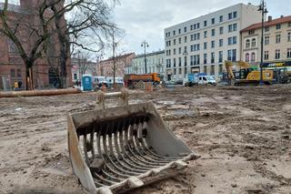 Plac Wolności to ciągle plac budowy. Przed kościołem mają być jak najlepsze warunki do handlu kwiatami [WIZUALIZACJE, ZDJĘCIA]